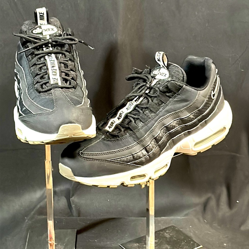 Nike Air Max 95 SE Pull tab. Size 11.5. Mens. Back/White. Excellent condition!